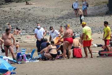 Una mujer se siente indispuesta en la playa de Salinetas y es evacuada en una ambulancia del SUC (Foto TA)